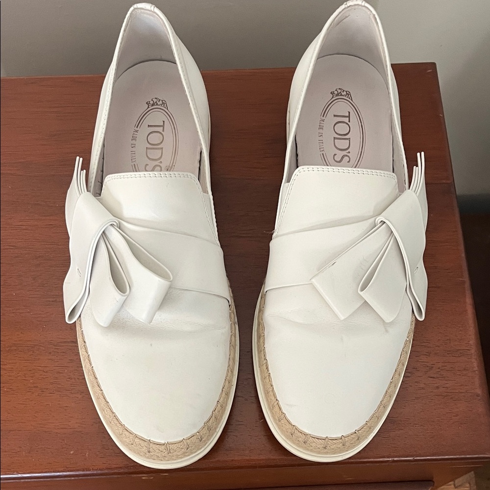 Tod's Women's Off-White Loafers with Bow Detail size 40